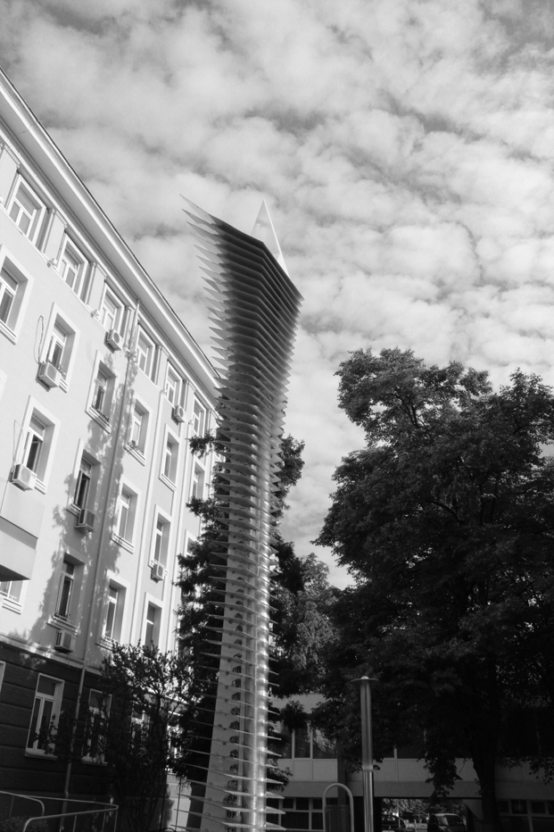 Пластиката в архитектурната среда пред Ректората.
